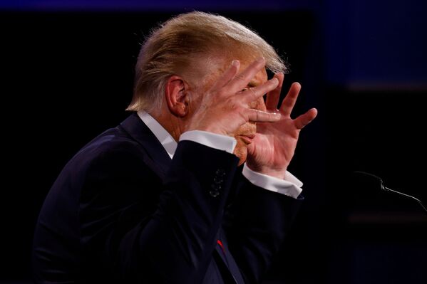 Президент США Дональд Трамп во время первых дебатов с кандидатом в президенты США Джо Байденом Президент США Дональд Трамп во время первых дебатов с кандидатом в президенты США Джо Байденом - Sputnik Латвия
