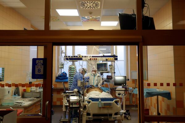 Тем временем в отделении реанимации в одной из больниц Праги, Чехия, врачи борются за жизнь одного из пациентов с COVID-19 - Sputnik Латвия