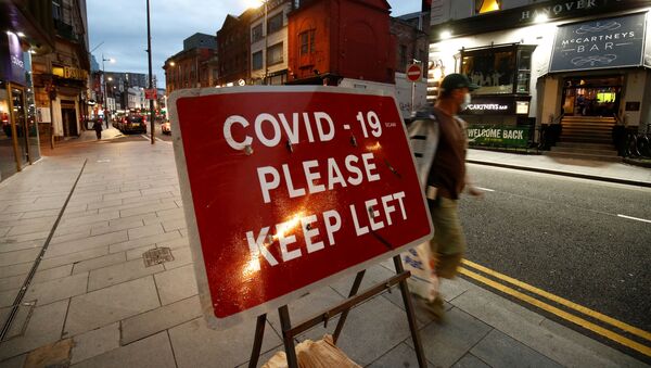 Пандемия коронавируса COVID-19. Человек идет по пустой улице во время локдауна в центре Ливерпуля, Великобритания - Sputnik Латвия