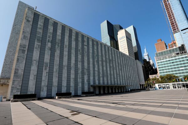 Хотя проходит очередная сессия Генассамблеи ООН, у здания Организации Объединенных Наций в Нью-Йорке пустынно. Это тоже последствия пандемии - Sputnik Латвия