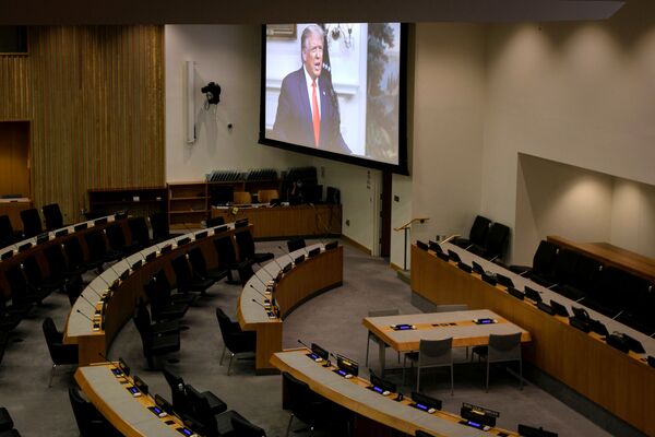 Огромный экран в пустом зале ООН транслирует выступление лидеров разных стран. На фото - идет выступление президента США Дональда Трампа - Sputnik Латвия