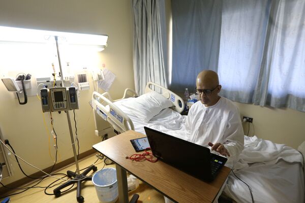 А так во время пандемии больной раком Мохаммед аль-Файфи, учитель из Саудовской Аравии, проводит из больницы Эр-Рияда дистанционные уроки арабского языка для своих студентов - Sputnik Латвия