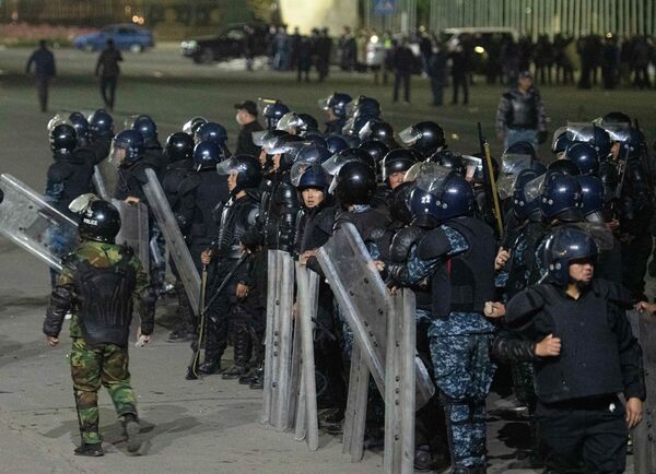 Полицейские во время акции протеста в Бишкеке - Sputnik Латвия
