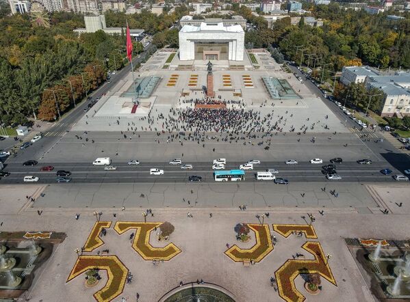 Участники акции протеста в Бишкеке - Sputnik Латвия