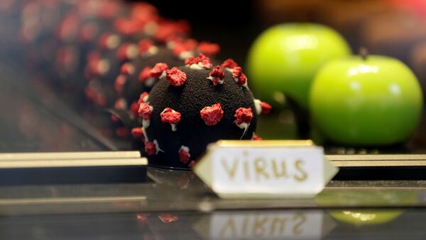 Пирожное в форме вируса SARS-CoV-2 в Праге - Sputnik Latvija