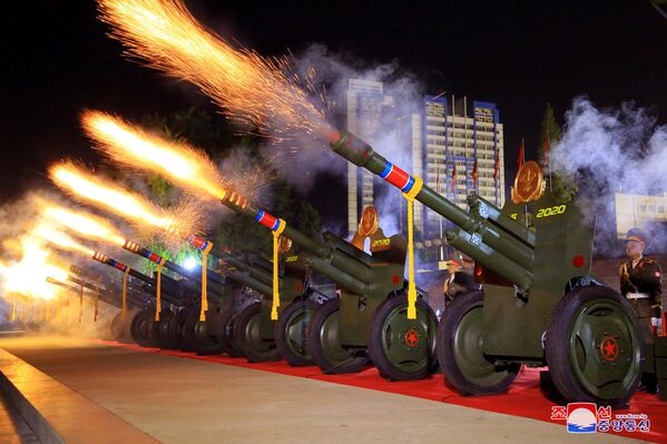 Артиллерийский залп на военном параде в честь 75-летия Трудовой партии Северной Кореи - Sputnik Латвия