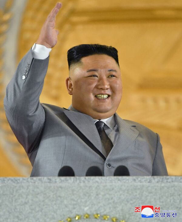 Лидер КНДР Ким Чен Ын на военном параде в честь 75-летия Трудовой партии Северной Кореи - Sputnik Латвия