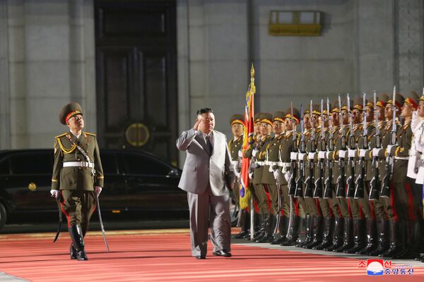 Лидер КНДР Ким Чен Ын на военном параде в честь 75-летия Трудовой партии Северной Кореи Лидер КНДР Ким Чен Ын на военном параде в честь 75-летия Трудовой партии Северной Кореи - Sputnik Латвия