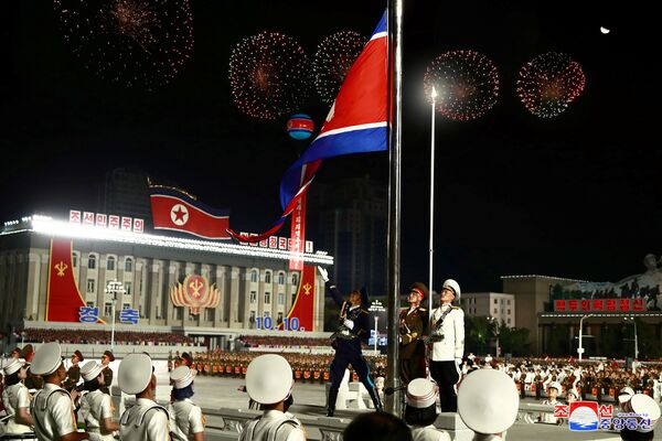Поднятие флага КНДР на военном параде в честь 75-летия Трудовой партии Северной Кореи - Sputnik Латвия