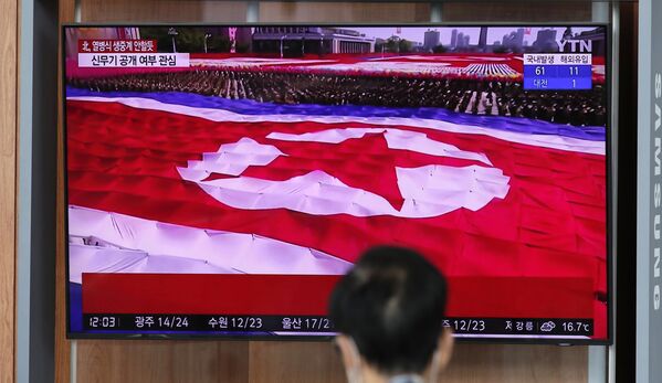 Трансляция военного парада в честь 75-летия Трудовой партии Северной Кореи на железнодорожном вокзале в Сеуле, Южная Корея - Sputnik Латвия