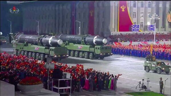 Военный парад в честь 75-летия Трудовой партии Северной Кореи - Sputnik Латвия