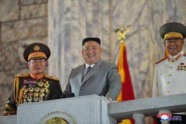 Лидер КНДР Ким Чен Ын на военном параде в честь 75-летия Трудовой партии Северной Кореи - Sputnik Латвия