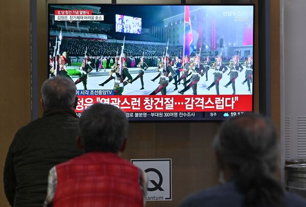 Трансляция военного парада в честь 75-летия Трудовой партии Северной Кореи на железнодорожном вокзале в Сеуле, Южная Корея - Sputnik Латвия