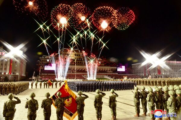 Салют на военном параде в честь 75-летия Трудовой партии Северной Кореи - Sputnik Латвия