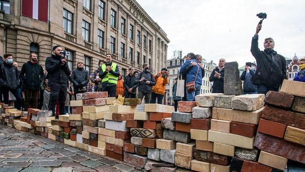 Акция протеста работников культуры против изменений в уплате налогов с авторских гонораров - Sputnik Латвия