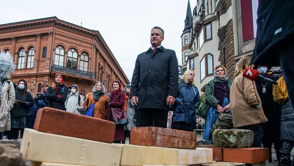 Министр культуры Наурис Пунтулис общается с протестующими против изменений в уплате налогов с авторских гонораров - Sputnik Латвия