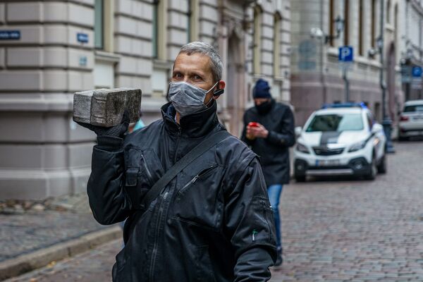 Акция протеста работников культуры против изменений в уплате налогов с авторских гонораров Акция протеста работников культуры против изменений в уплате налогов с авторских гонораров - Sputnik Латвия