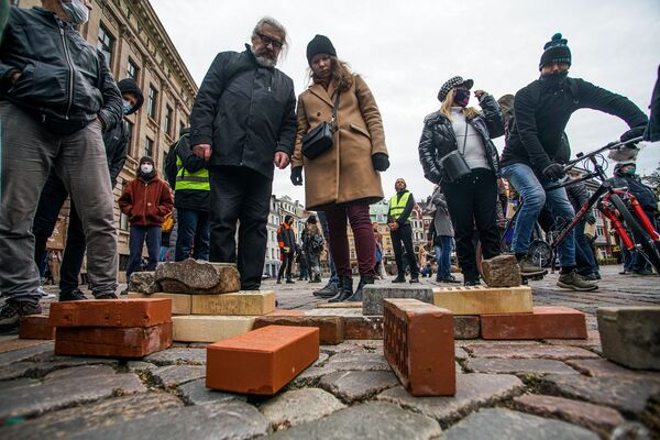 Акция протеста работников культуры против изменений в уплате налогов с авторских гонораров Акция протеста работников культуры против изменений в уплате налогов с авторских гонораров - Sputnik Латвия