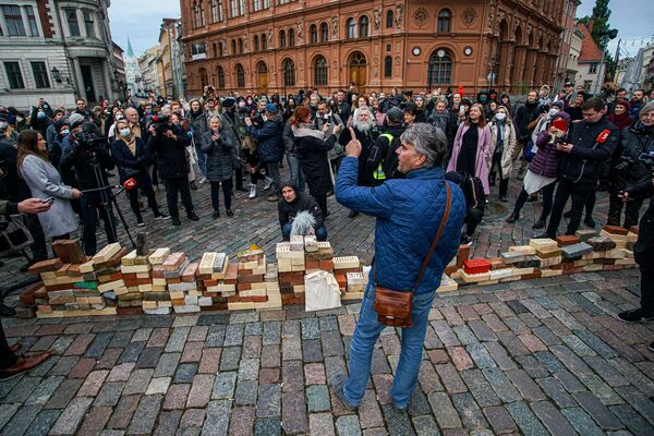 Акция протеста работников культуры против изменений в уплате налогов с авторских гонораров Акция протеста работников культуры против изменений в уплате налогов с авторских гонораров - Sputnik Латвия