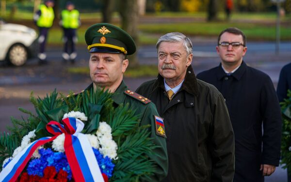 Посол России Евгений Лукьянов возложил цветы к памятнику Освободителям Риги - Sputnik Латвия