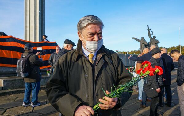  Посол России Евгений Лукьянов возложил цветы к памятнику Освободителям Риги - Sputnik Латвия