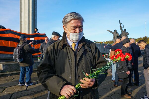 Посол России Евгений Лукьянов возложил цветы к памятнику Освободителям Риги Посол России Евгений Лукьянов возложил цветы к памятнику Освободителям Риги - Sputnik Латвия