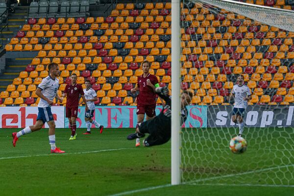 Константин Кучаев (№8) отправляет первый мяч в ворота Нила Пуриньша  - Sputnik Латвия
