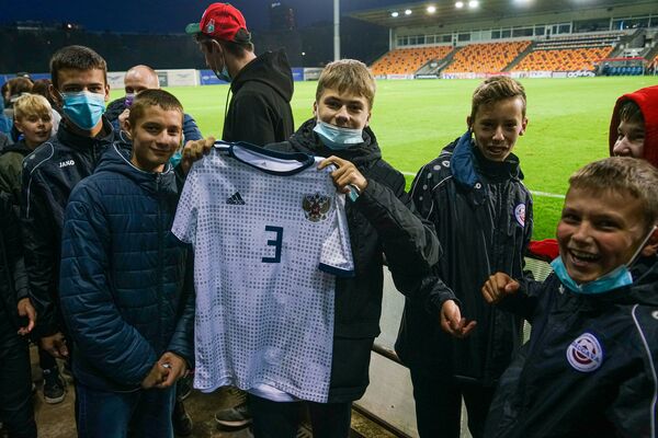 Счастливый юный болельщик с футболкой Маслова - Sputnik Латвия