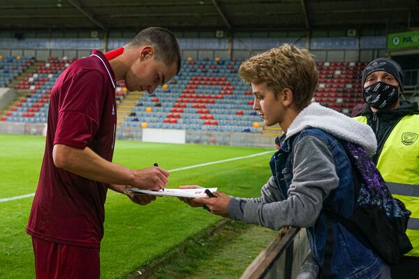Латвийские футболисты тоже не отказывались от общения и автографов с болельщиками после игры - Sputnik Латвия