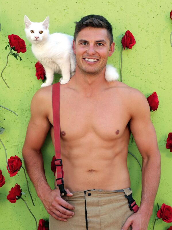 Снимок Cohen & Arli из австралийского календаря пожарных Australian Firefighters Calendar 2021 Снимок Cohen & Arli из австралийского календаря пожарных Australian Firefighters Calendar 2021 - Sputnik Латвия