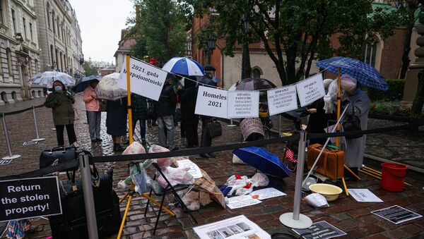 Пикет жильцов денационализированных домов против нового закона об аренде жилых помещений - Sputnik Latvija
