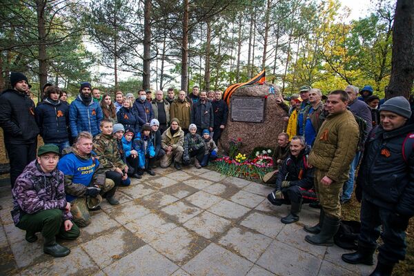 Участники реконструкции форсирования Киш-озера сфотографировались у памятного камня - Sputnik Латвия