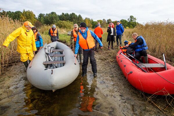 Участники реконструкции форсирования Киш-озера готовят лодки к броску через водную преграду - Sputnik Латвия