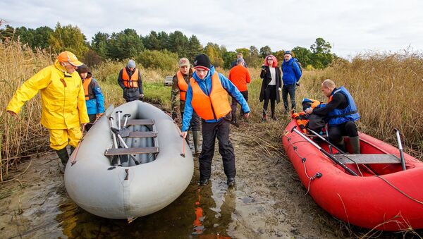 Участники реконструкции форсирования Киш-озера готовят лодки к броску через водную преграду - Sputnik Latvija