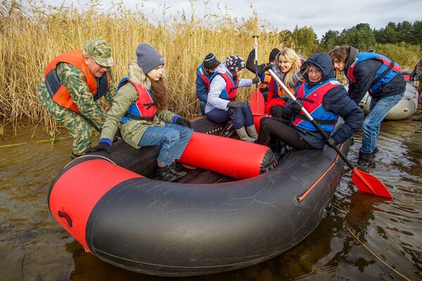 Участники реконструкции форсирования Киш-озера готовят лодки к броску через водную преграду - Sputnik Латвия