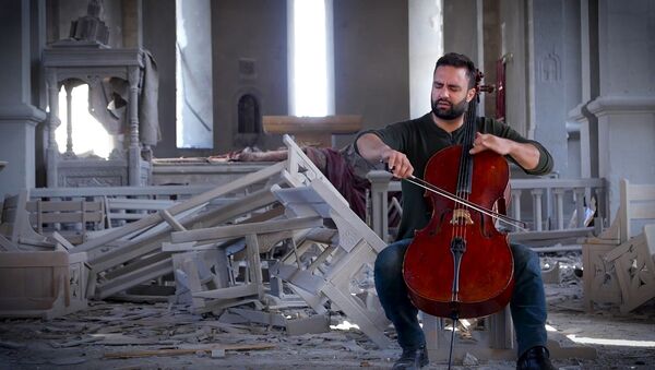 Выходец из Армении сыграл на виолончели в разрушенном соборе в Шуши - видео - Sputnik Латвия
