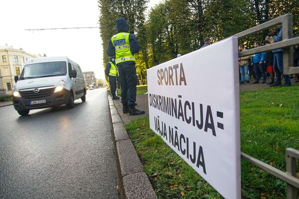 Митинг протеста у здания кабинета министров Латвии против решения правительства ограничить групповые тренировки в закрытых помещениях - Sputnik Латвия