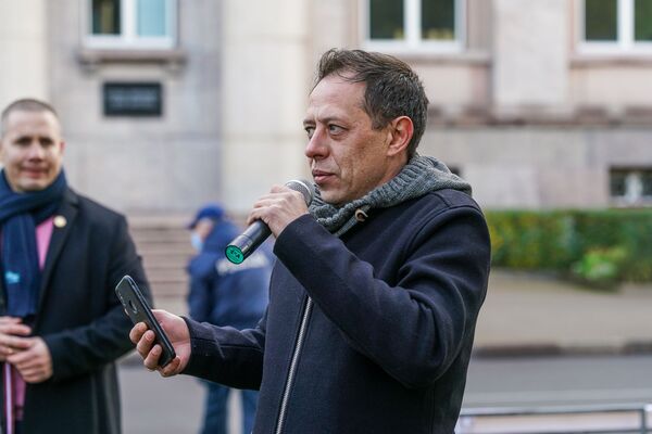Давайте к нам на улицу: латвийские спортсмены призвали политиков покинуть кабинеты Давайте к нам на улицу: латвийские спортсмены призвали политиков покинуть кабинеты - Sputnik Латвия