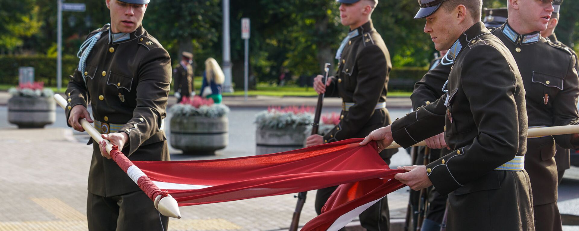 Солдаты почетного караула разворачивают флаг Латвии - Sputnik Латвия, 1920, 18.05.2021
