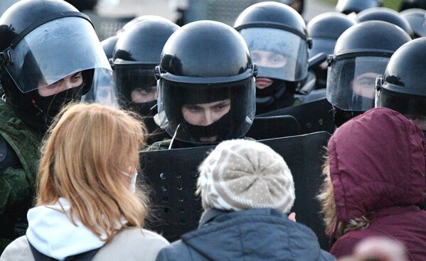 Сотрудники милиции и участники акции протеста оппозиции Народный ультиматум в Минске - Sputnik Латвия