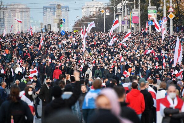 Участники акции протеста оппозиции Народный ультиматум в Минске - Sputnik Латвия