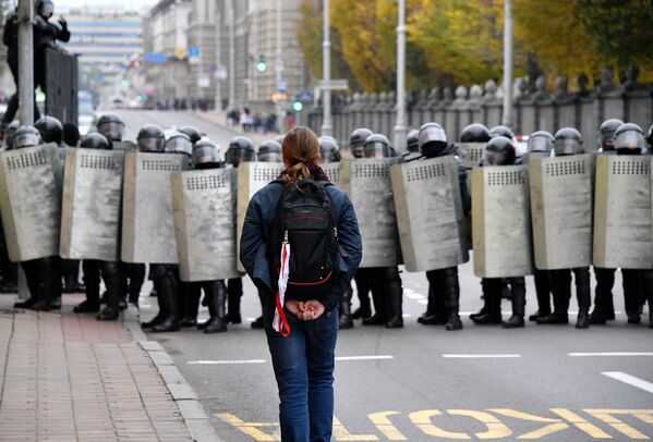 Участник акции протеста оппозиции Народный ультиматум в Минске - Sputnik Латвия
