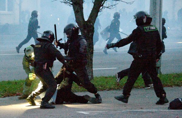 Сотрудники милиции задерживают участников акции протеста оппозиции Народный ультиматум в Минске - Sputnik Латвия