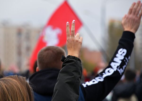 Участница акции протеста оппозиции Народный ультиматум в Минске - Sputnik Латвия