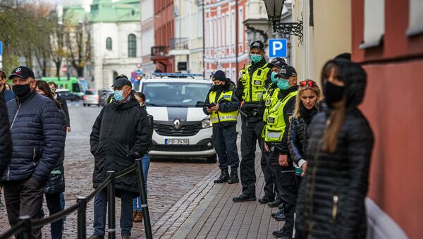 Полиция в масках рядом с акцией протеста - Sputnik Latvija