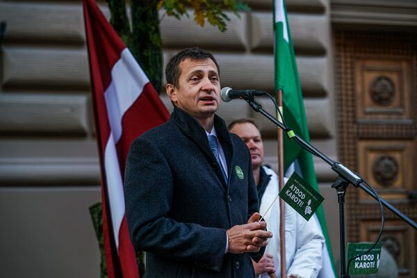 Хотят избавиться от всех, кто еще что-то делает: кому выгодно повышение налогов Хотят избавиться от всех, кто еще что-то делает: кому выгодно повышение налогов - Sputnik Латвия