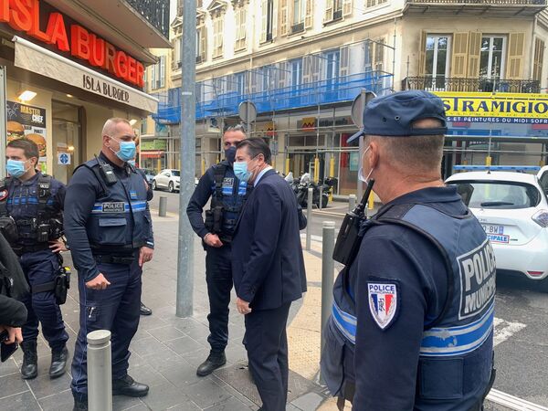 Ситуация возле собора Нотр-Дам в Ницце, где произошло нападение на людей и есть жертвы, Франция Ситуация возле собора Нотр-Дам в Ницце, где произошло нападение на людей и есть жертвы, Франция - Sputnik Латвия