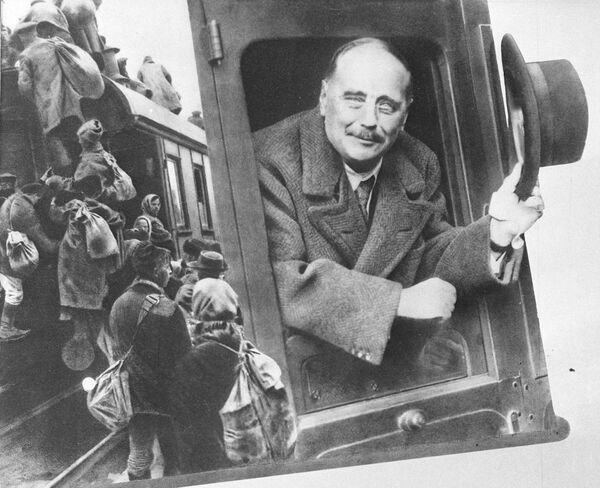 Русская секс-миссия в Прибалтике, сбитый НЛО и бродячие медведи Русская секс-миссия в Прибалтике, сбитый НЛО и бродячие медведи - Sputnik Латвия