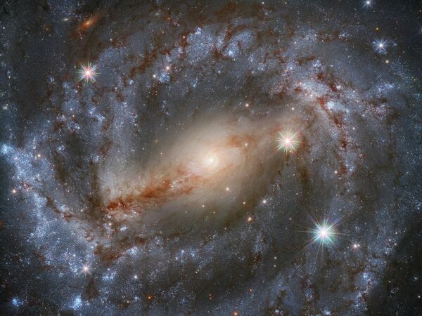 Спиральная галактика NGC 5643 с перемычкой (SBc) в созвездии Волка - Sputnik Латвия