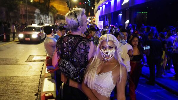 Люди в костюмах в честь Хэллоуина в Гонконге - Sputnik Латвия